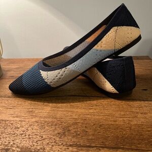 Chic Women's Flats in Navy and Beige